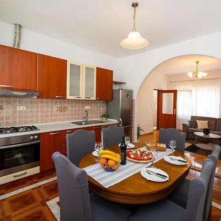 Apartamento Amazing In With Kitchen